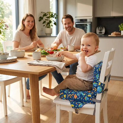 Rehausseur chaise sur la chaise de cuisine bébé qui mange en famille