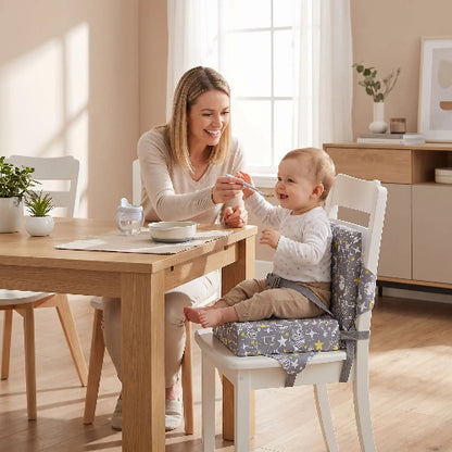 Rehausseur chaise sur la chaise de la table de la salle a diner avec maman qui nourris bébé