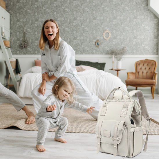 Sac à langer pratique et moderne avec bébé qui danse