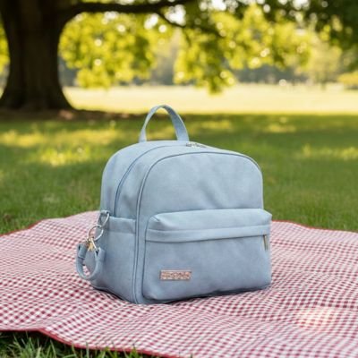 Sac a langer a dos sur une couverture bleu