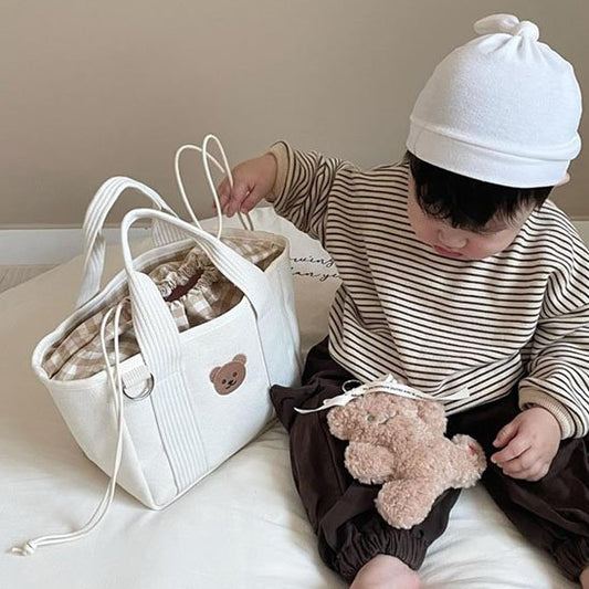 Sac à langer avec bébé en tissu avec carreaux