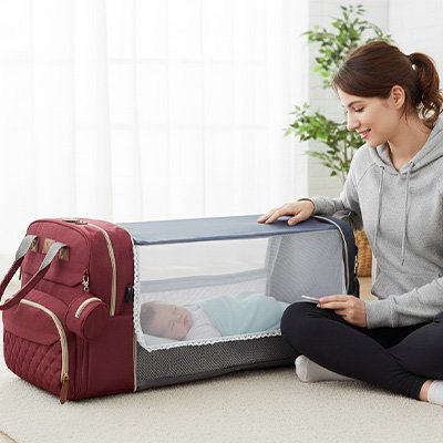 Sac à langer avec petit lit rouge