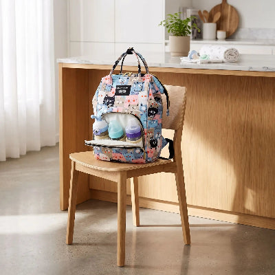 Sac à langer personalisé ultra léger isolant sur une chaise avec bouteilles 