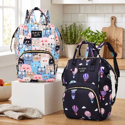 Sac à langer personnalisé ultra léger avec chatons sur la table de cuisine