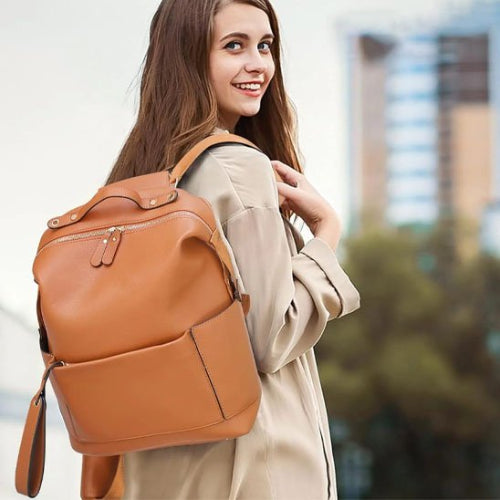 Sac à langer ultra spacieux avec sangle brun sur l'épaule de maman