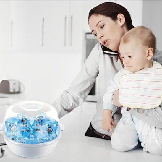 Stérilisateur biberon avec bébé