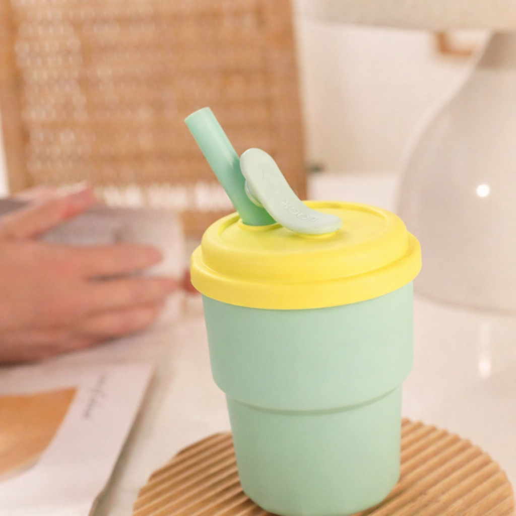 Tasse avec paille pour bebe avec couvercle