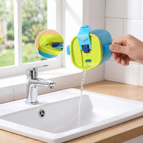Tasse pour bébé évolutive avec couverche jaune l'eau coule au dessu du lavabo 