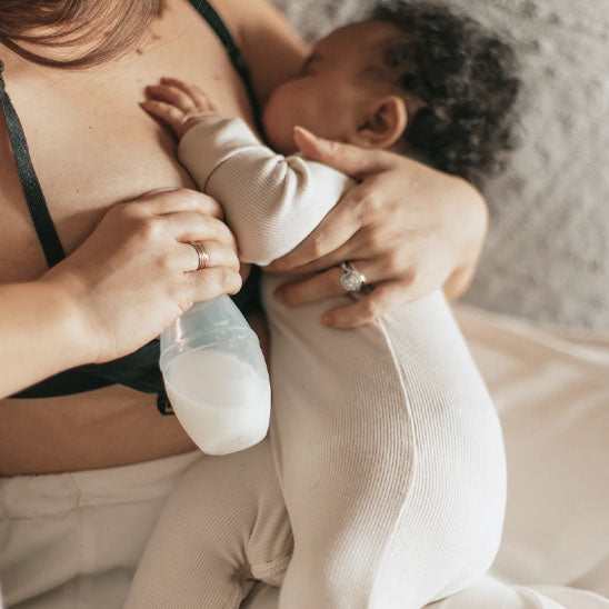 tire lait maternel bébé endormi
