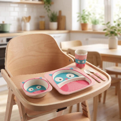 Vaisselle bébé bambou hibou rouge sur la chaise haute de bébé