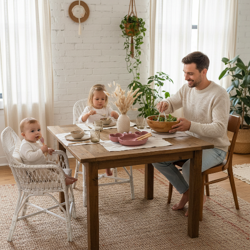 Vaisseille bébé en forme de crabe rose sur la table de la cuisine avec sa soeur et son papa