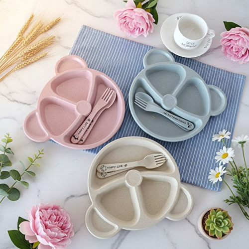 Vaisselle bébé sur une table de cuisine trois différentes couleurs 