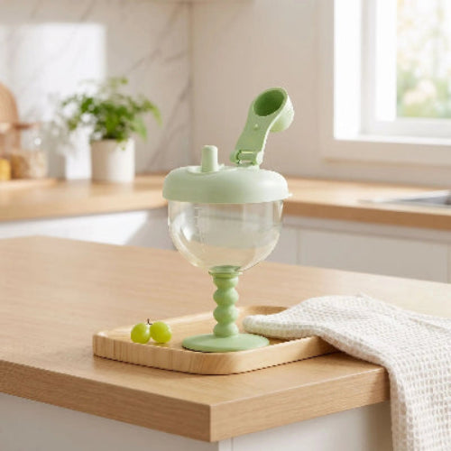 Verre paille bébé vert sur le comptoir de cuisine